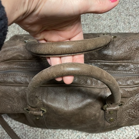 I Medici itilian leather duffle bag with padded handles & detachable crossbody - Picture 3 of 12